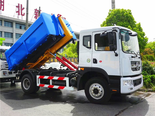 8噸東風(fēng)D9勾臂式垃圾車