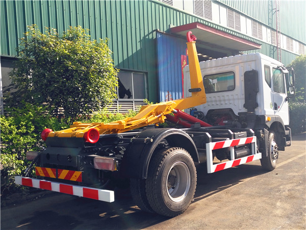 8噸東風(fēng)D9勾臂式垃圾車