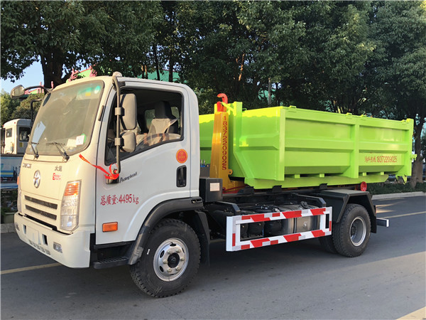 8噸大運(yùn)勾臂式垃圾車(黃牌)