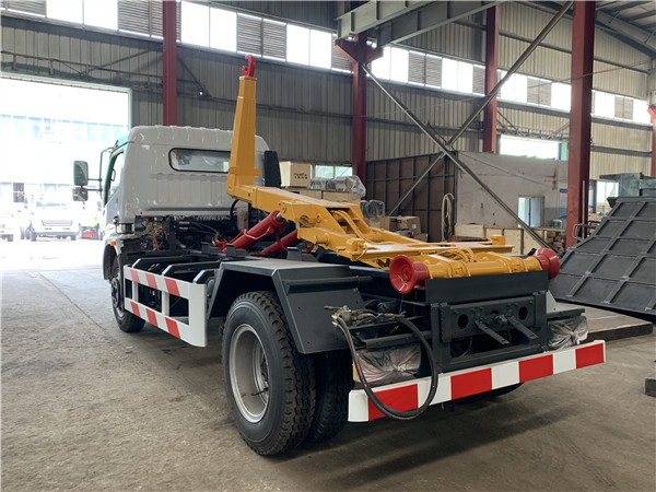 8噸東風(fēng)多利卡D7勾臂車(黃牌)