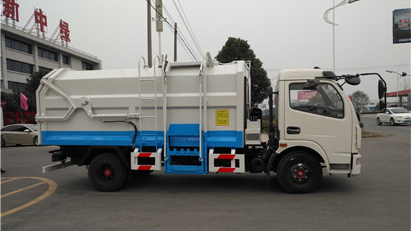 東風(fēng)大多利卡掛桶垃圾車