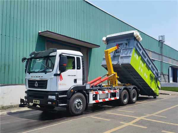 25噸重汽汕德卡勾臂式垃圾車