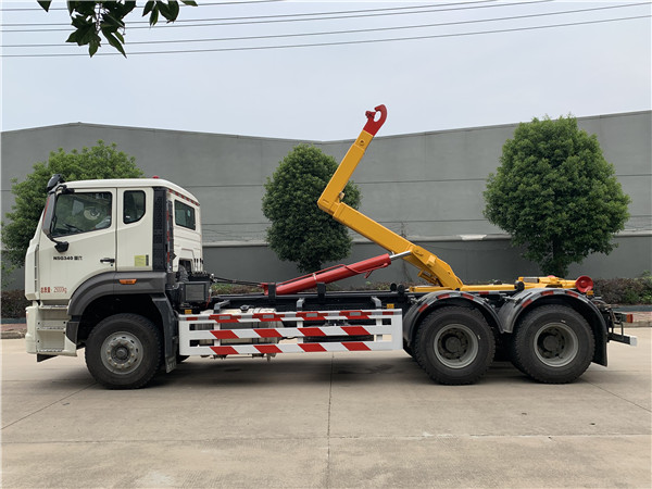 25噸重汽豪瀚勾臂式垃圾車