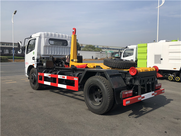 5噸東風多利卡D7勾臂垃圾車