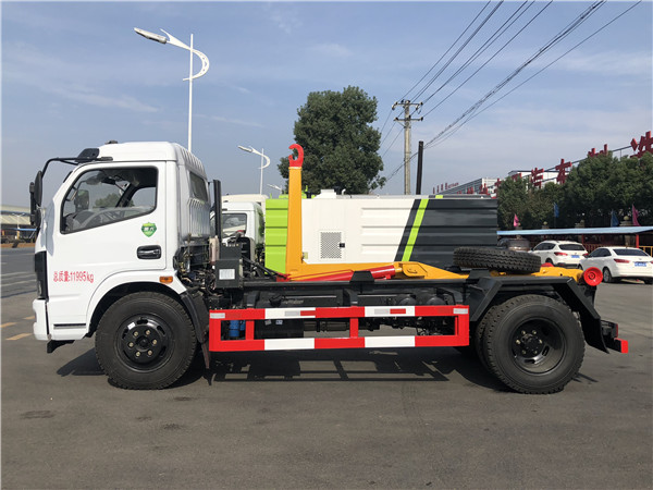 5噸東風多利卡D7勾臂垃圾車