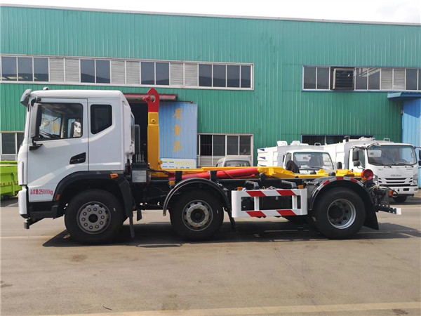 東風(fēng)前四后四勾臂垃圾車(chē)(20噸)