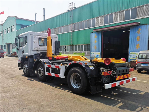 東風(fēng)前四后四勾臂垃圾車(chē)(20噸)