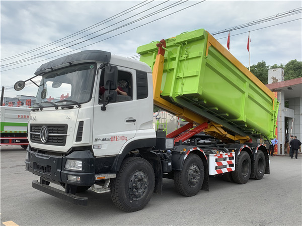 25噸東風(fēng)天龍8×4勾臂車(chē)