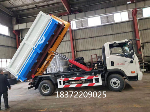 大運5噸鉤臂式垃圾車奔赴西安