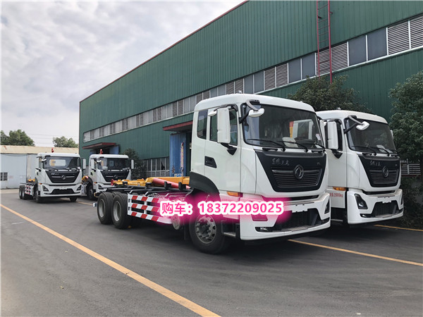 國慶小長假落幕，國六東風(fēng)天龍勾臂垃圾車新的征程加油！