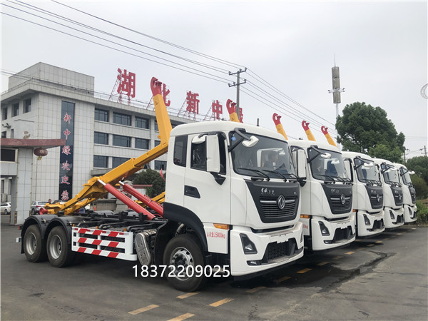 5臺(tái)國六東風(fēng)天龍勾臂垃圾車與之前到達(dá)的兩臺(tái)順利會(huì)師于山西晉城