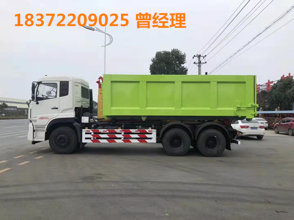 25噸東風天龍和16噸東風天錦勾臂式垃圾車成對前進