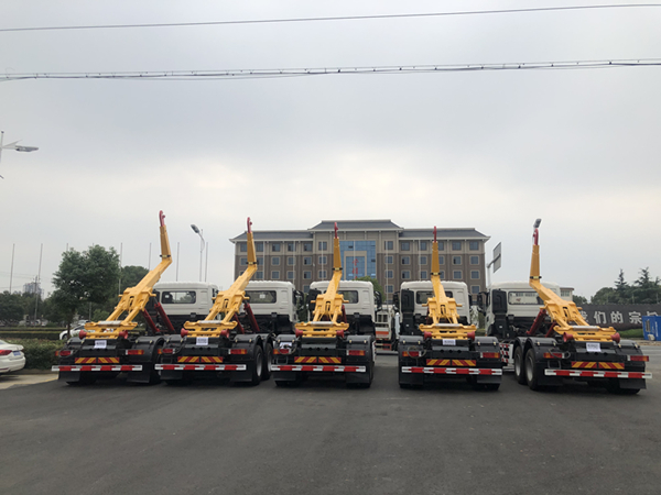 三軸25T東風(fēng)天龍勾臂式垃圾車主要參數(shù)簡(jiǎn)介