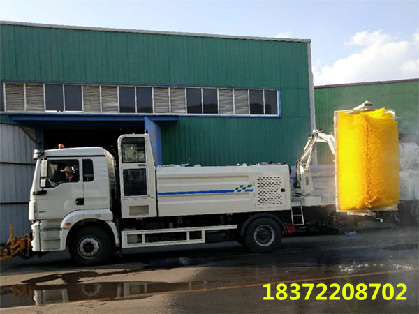 陜汽德龍護(hù)欄清掃車(chē)簡(jiǎn)介